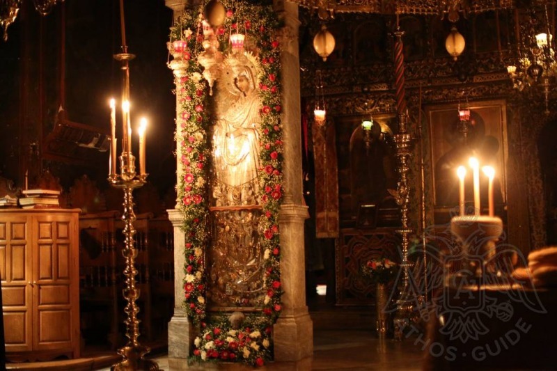 Запалити свећу у црквама и манастирима Свете Горе