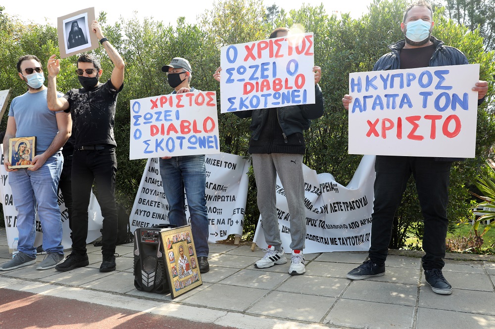 Протесты против песни фото