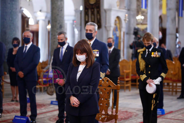 В храме в масках