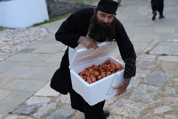 Афонский монах угощает сладостями