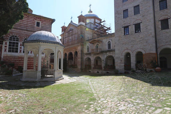 Монастырский двор и купель монастыря Зограф