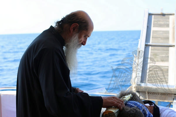 Монах и паломники, круиз вдоль Афона