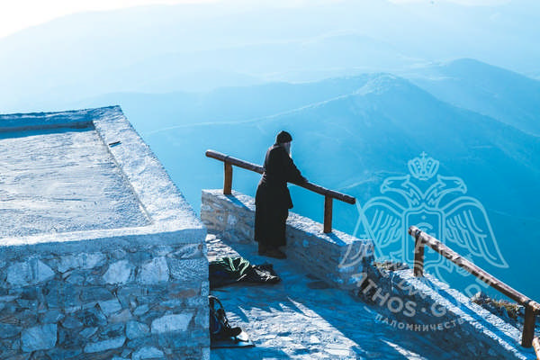 Монах на вершине Горы Афон