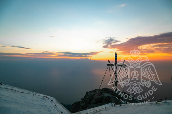 Вершина Горы Афон и крест, панорамный вид