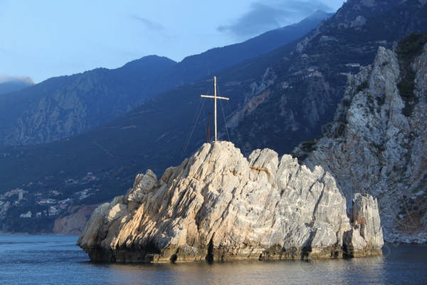 Крест у берегов Горы Афон