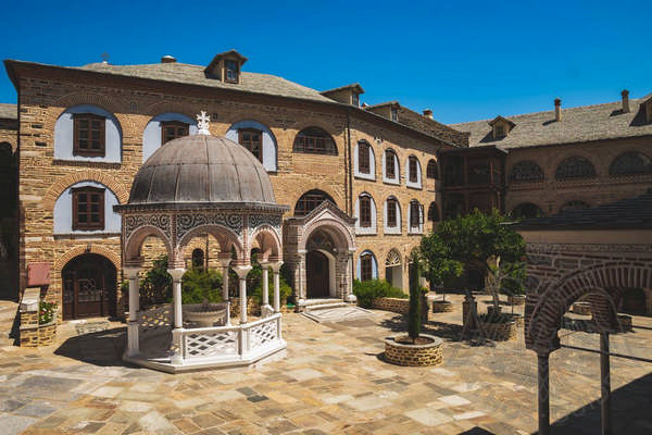 Внутренний двор монастыря Афона