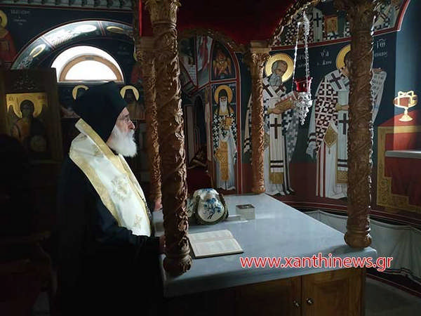 Монах за книгой фото