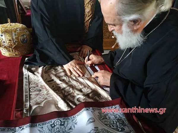 Монах надписывает ткань