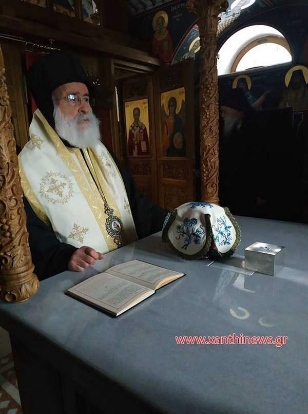 Монах перед книгой