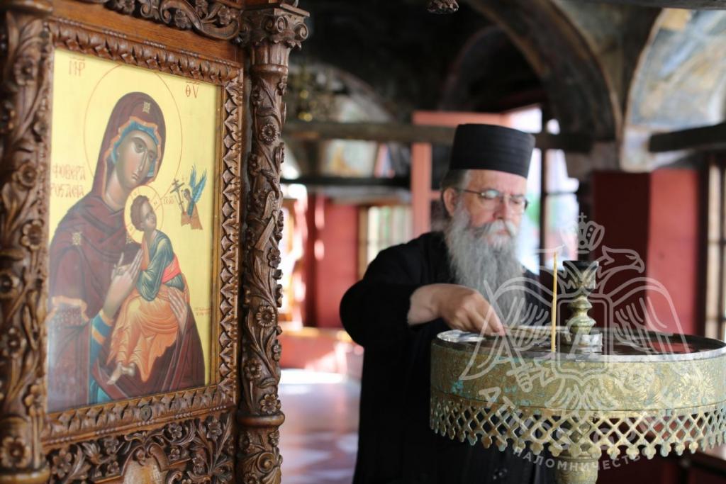 Монах и икона