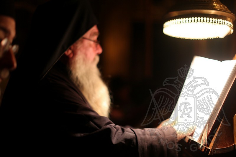 Монах читает молебен