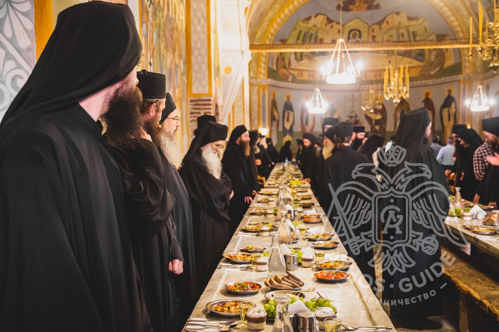 Călugări înainte de o masă foto