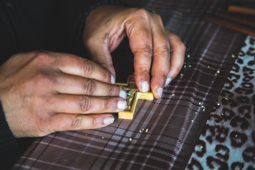 Монах делает крестик