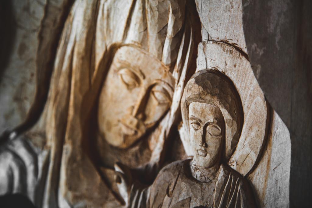 Резной лик Богородицы