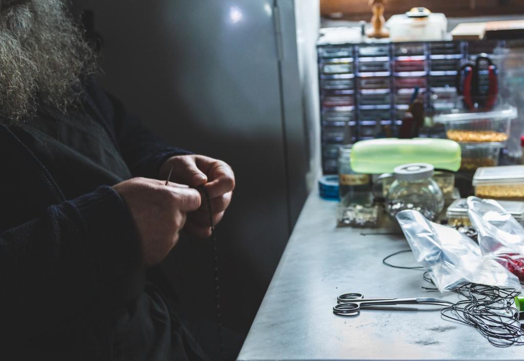 Монах плетет комбоскини