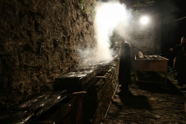 Монах готовит пищу