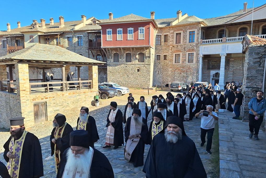 Похоронная процессия в монастыре