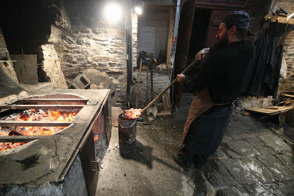 Монах разжигает угли