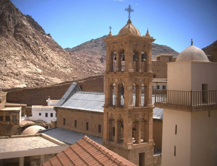 Монастырь и вид на гору