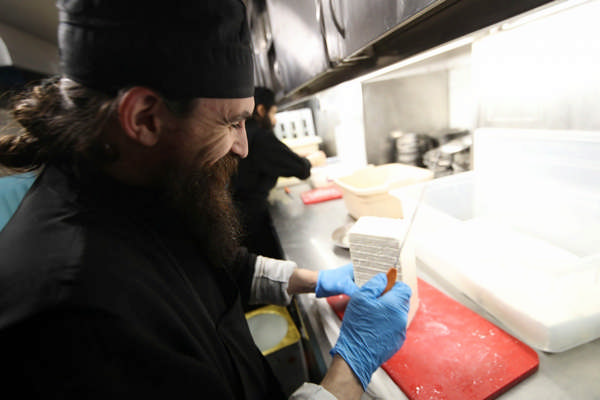 Монах на кухне