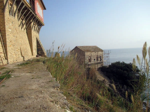 Монастырские стены на Афоне