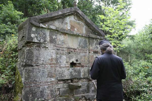 Монах у источника фото