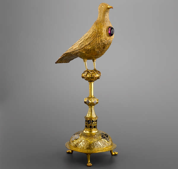 Ларец в виде голубя, где хранится молоко Божьей Матери