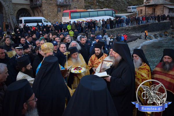 Монахи и паломники, крестный ход
