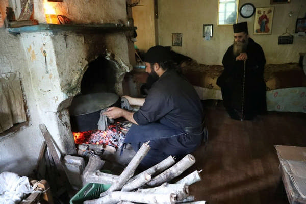 Монах за готовкой