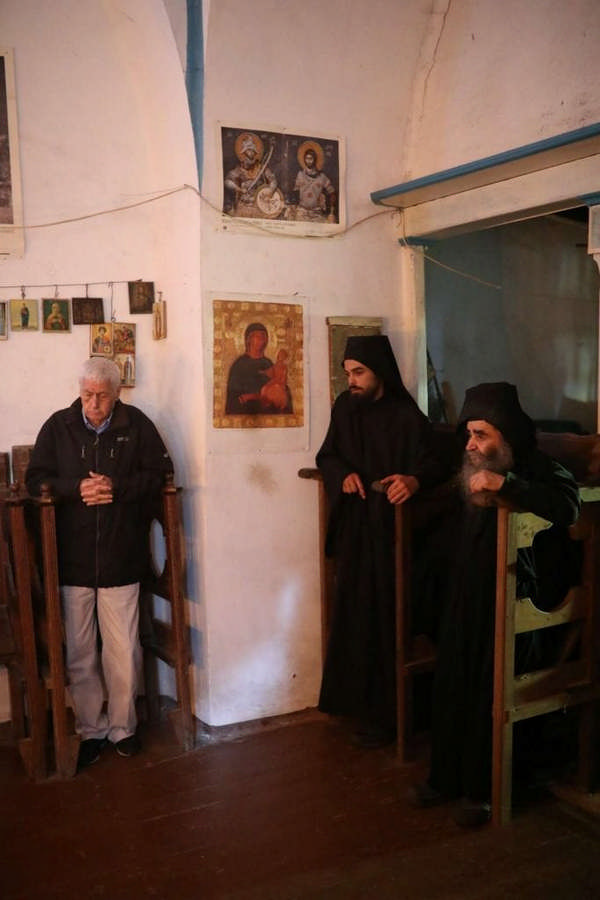 Монахи и паломник