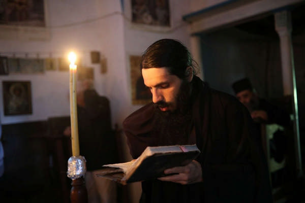 Монах за чтением молитвы