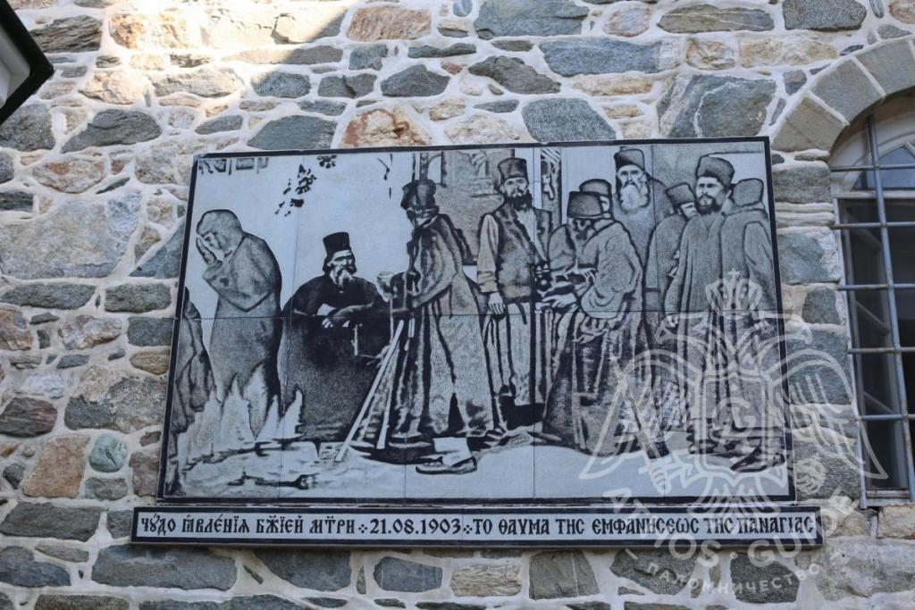 Фотография чуда явления Богородицы у входа в монастырь Святого Пантелеймона