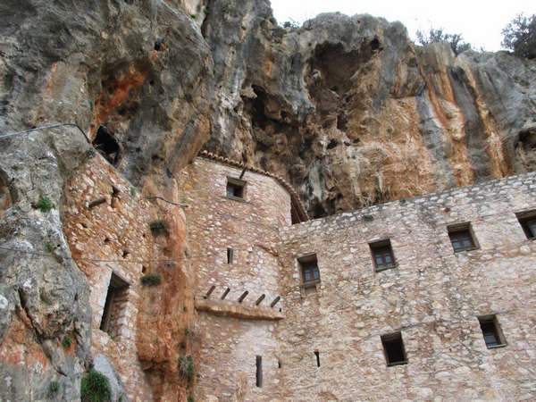 Монастырь в скале фото