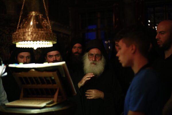 Монах на службе фото