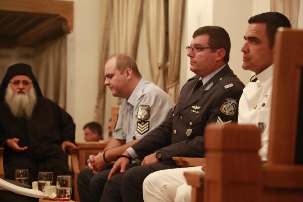 Монах и паломники за столом