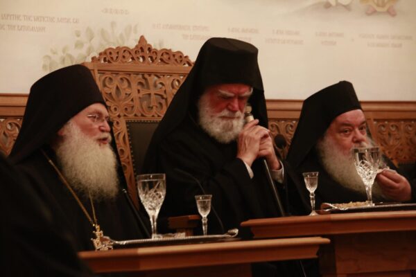 Монахи за трапезой фото